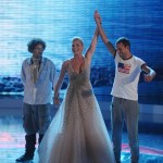 Isola dei Famosi 7, il vincitore Daniele Battaglia con Simona Ventura e Luca Rossetto