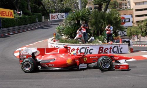 ASCOLTI TV DI DOMENICA 16 MAGGIO 2010: VINCE TUTTI PAZZI PER AMORE (17% e 21%), BENE LE PUPE DI ITALIA1 (15%) E NCIS. MALE I DELITTI DEL CUOCO (15%).