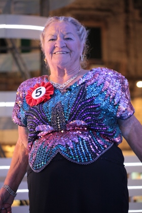 LE ANZIANE DELLA TV ESTIVA BALLANO E CANTANO COME STARLETTE: VELONE O NONNE-OGGETTO ?