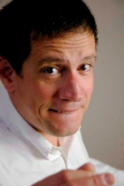 RICCARDO ROSSI E’ IL NUOVO CONDUTTORE DI SEI PIU’ BRAVO DI UN RAGAZZINO DI QUINTA?