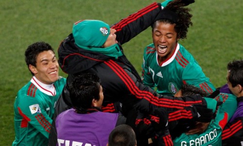 ASCOLTI TV DI GIOVEDI 17 GIUGNO 2010: LA PARTITA FRANCIA-MESSICO FA VOLARE RAI1 OLTRE IL 35% (8,5 MLN) E NOTTI MONDIALI CRESCE AL 16.5%. LE REPLICHE DEI CESARONI AL 13.2%