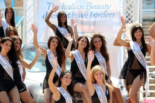 MISS ITALIA: STASERA GILETTI E CHIABOTTO PREMIANO LA PIU’ BELLA ITALIANA NEL MONDO. A SETTEMBRE SOLO 2 SERATE PER L’EVENTO PRINCIPALE?