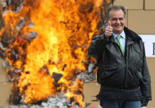 RAI, CALDEROLI VUOLE UNA DIETA ANTI-CRISI:”STOP AGLI STIPENDI D’ORO O SI RIDISCUTA IL CANONE”