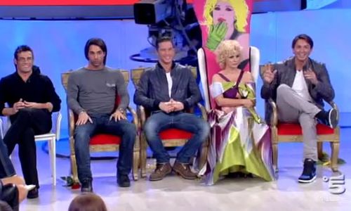 UOMINI E DONNE: MARIA DE FILIPPI STRIZZA L’OCCHIO AL WEB. I NUOVI TRONISTI SI CERCANO SU FACEBOOK