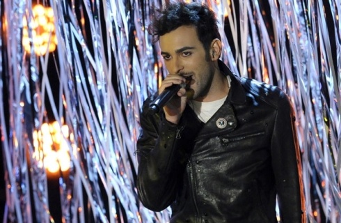 FABRI FIBRA CANTA:”MENGONI E’ GAY MA NON LO DICE”. E SCOPPIA LA POLEMICA