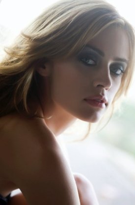 INTERVISTA A NATHALIE RAPTI GOMEZ, PROTAGONISTA DE LE DUE FACCE DELL’AMORE (SIN TETAS NO HAY PARAISO): “MI DIRETE VOI SE STO MEGLIO CON LE ZINNE O SENZA”