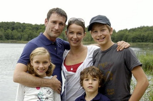 ASCOLTI TV DI MARTEDI 3 AGOSTO 2010: LA CASA SUL LAGO DI RAIUNO STRAVINCE IL PRIMETIME (23%). BOOM DI REAZIONE A CATENA (32%) E DA DA DA (27.5%).