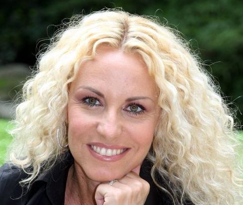 ANTONELLA CLERICI TORNA SU DAVIDEMAGGIO.IT. FAI LA TUA DOMANDA…