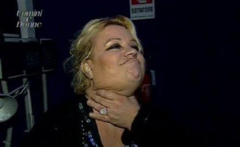 FERMI TUTTI! A UOMINI E DONNE SI INIZIA SENZA TRONO ROSA