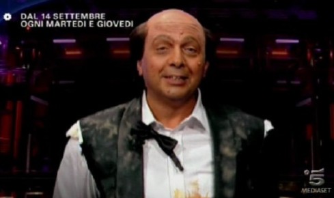 CHIAMBRETTI NIGHT: TRA ESCORT E RAGAZZE (ALMENO) IN ACCAPPATOIO, PIERINO E’ CHIAMATO AL GRAN DEBUTTO SU CANALE 5.