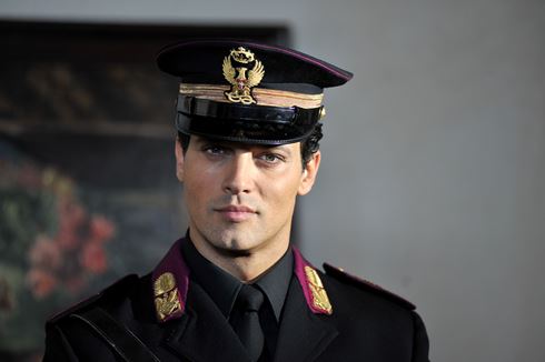 ANTONELLA CLERICI CERCA DI FRENARE GLI ORMONI DEL PUBBLICO: NON GUARDATE GARKO NUDO, SPERIAMO SI RIVESTA CHE NON SE NE PUO’ PIU’