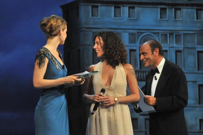 Ilary Blasi: a Porta a Porta Vespa mi voleva in gonna. Le Iene regolano i conti col giornalista