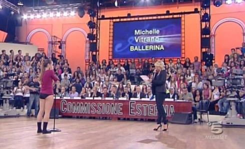 AMICI 10, PRIMA PUNTATA: TRA I NUOVI ALLIEVI LA PRESENZA SCENICA VINCE SULLE DOTI CANORE