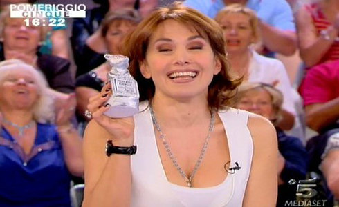 BARBARA D’URSO E LE FRECCIATINE (A LA VITA) IN DIRETTA: POMERIGGIO CINQUE A DIFFERENZA DI ALTRI NON SI OCCUPA SOLO DEL CASO SCAZZI