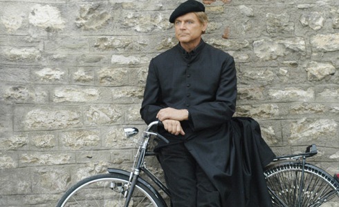 IL TELECOMANDO, LA GUIDA TV DI DM: 23 OTTOBRE 2010. LE REPLICHE DI DON MATTEO CONTRO C’E’ POSTA PER TE (OSPITE BEPPE FIORELLO)