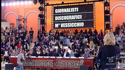 AMICI LIVE SU DM. MARIA LA CASTIGATRICE NON PERDONA: NELLA SCUOLA DI AMICI SI STILANO I SACRI COMANDAMENTI