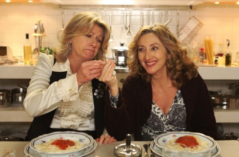 DUE MAMME DI TROPPO: SU CANALE5 ARRIVA LA SERIE DELLE SUOCERE CON LUNETTA SAVINO E ANGELA FINOCCHIARO