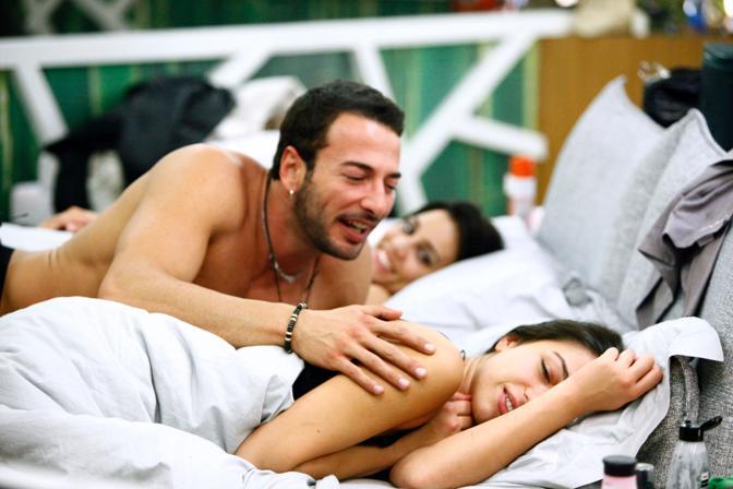 GRANDE FRATELLO 11: TUTTI I CONCORRENTI ALLA RICERCA DI COCCOLE ED EFFUSIONI, BACI NELLA NOTTE TRA NANDO E MARGHERITA.
