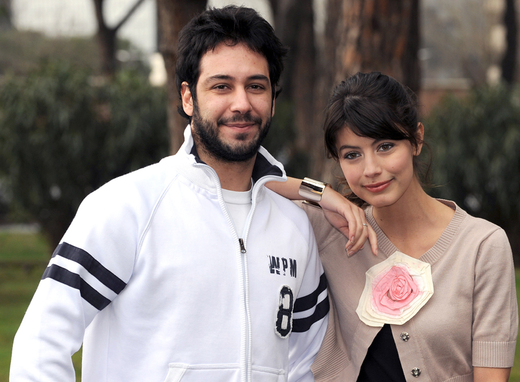 ASCOLTI TV DI VENERDI 10 DICEMBRE 2010: I CESARONI (4,8 MLN-18.80%) VINCONO DI MISURA SUL MEGLIO DI TI LASCIO (4,4 MLN-19.05%). THE CALL CALA A 1,5 MLN. RECORD PER OTTO E MEZZO ALL’8.13%.