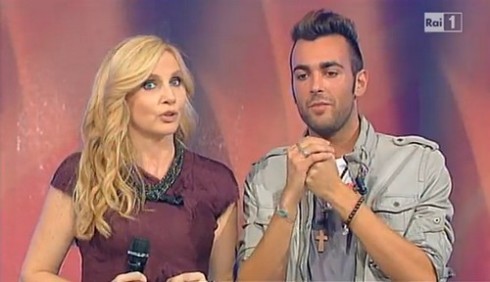 LA SFIDA DELLA DOMENICA: MENGONI TORNA DALLA CUCCARINI. DOMENICA CINQUE SI TINGE DI GIALLO CON BREMBATE, AVETRANA, PERUGIA ED ERBA