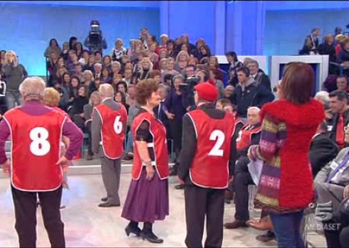 UOMINI E DONNE IN SALSA ‘BALLANDO CON GLI ARZILLI’ PER LA VITTORIA DI UNA CROCIERA