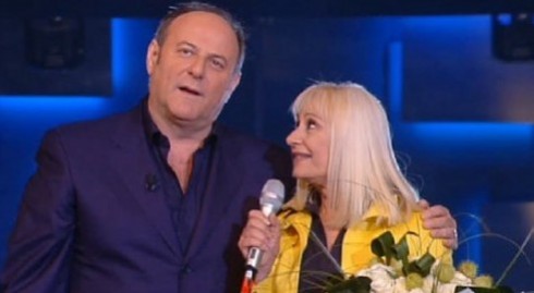 IL RITORNO DI RAFFA: MADRINA DI UN DOCU-FILM E OSPITE (DI NUOVO) A IO CANTO SENZA RISPARMIARE QUALCHE FRECCIATINA A RAI1.