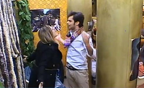 GRANDE FRATELLO 11: IL FERDINANDO FURIOSO PRENDE A PUGNI LA SCENOGRAFIA IN DIFESA DELLA SUA ANGELICA.