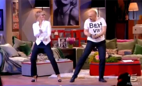 KALISPERA: MARIA DE FILIPPI, DIVA TIMIDA CHE SNOBBA IL DIVANO MA PIANGE SULLE SCALE
