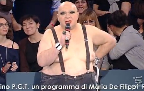 AMICI: PLATINETTE E IL NUDO DI PROTESTA PER DIANA, LA RAGAZZA CHE NON ENTRAVA PIU’ NEI VESTITINI DI MARIA