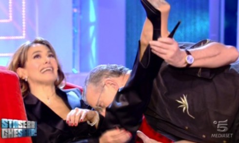 STASERA E’ PROPRIO NERA: MARIA CARMELA RIMANE DA SOLA. FUORI ALDO BUSI, DOMENICA SI PUNTA SULL’EDUCAZIONE SESSUALE.