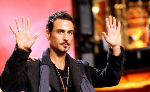 MISTERO: STASERA RAZ DEGAN TORNA A ESPLORARE L’IGNOTO SU ITALIA1, TRA UFO E COMPLOTTI