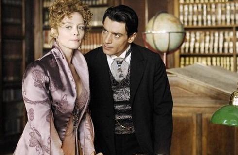 ASCOLTI TV DI GIOVEDI 3 FEBBRAIO 2011: LA ROSSELLA DI RAI1 (21%) SUPERA SANTORO (20%). BENE IL BAMBINO CON IL PIGIAMA A RIGHE (18%). LA7D ALLO 0.17% CON L’ALBA IN PRIME TIME. U&D AL 26.7%