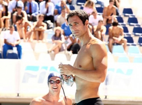 COME UN DELFINO: CON RAOUL BOVA, IL MONDO DEL NUOTO DIVENTA PROTAGONISTA SU CANALE 5.