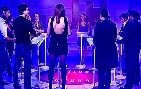 ASCOLTI TV DI LUNEDI 7 FEBBRAIO 2011: IL GF VINCE LA SERATA CON 5,7 MLN (24.96%), LA NARCOTICI SEGUE A RUOTA (5,6 MLN – 19.55%). RAI3 CON BARBARESCHI SPROFONDA AL 2.96%, BOOM DELL’INFEDELE (7.24%).