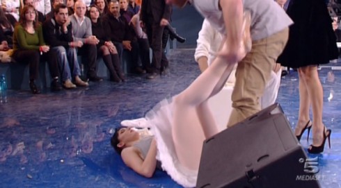 AMICI 10: GIULIA SVIENE IN DIRETTA E LA PUNTATA E’ SOSPESA