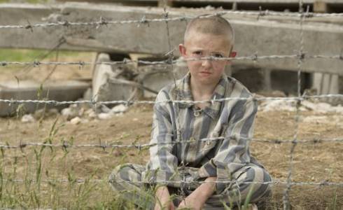 IL BAMBINO CON IL PIGIAMA A RIGHE: IL DRAMMA DELL’OLOCAUSTO QUESTA SERA SU CANALE 5.