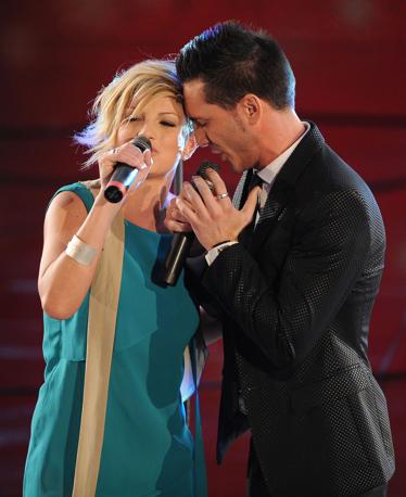 SANTORO CHIAMA EMMA MARRONE PERCHE’ ‘CANTI’ AD ANNOZERO