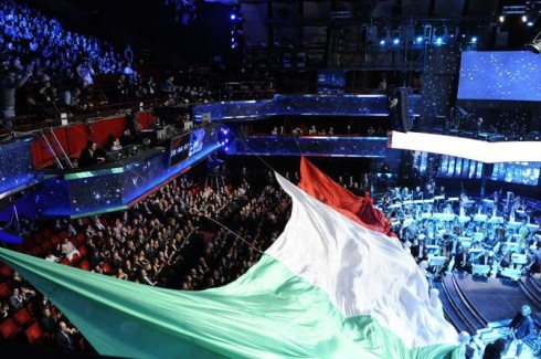 FESTIVAL DI SANREMO 2011: IL CAVALIERE RIPORTA LO SHOW ALL’ARISTON. MA SI TRATTA DEL POETA ROBERTO BENIGNI