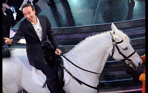 ASCOLTI TV DI GIOVEDI 17 FEBBRAIO 2011: IL FESTIVAL DI SANREMO VOLA OLTRE I 12 MILIONI DI SPETTATORI E IL 50%. SANTORO RESISTE AL 14%