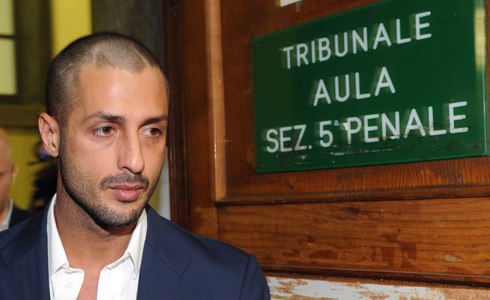 FABRIZIO CORONA A DOMENICA CINQUE: CERCANO FOTO HARD DI BERLUSCONI, MA NON ESISTONO