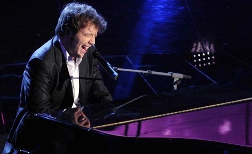 FESTIVAL DI SANREMO 2011: RAPHAEL GUALAZZI VINCE TRA I GIOVANI