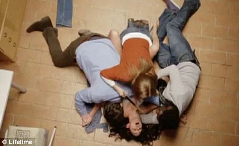 DELITTO DI PERUGIA: E’ GUERRA SULLA FICTION. OFFENDE LA MEMORIA DI MEREDITH E DENIGRA AMANDA KNOX.