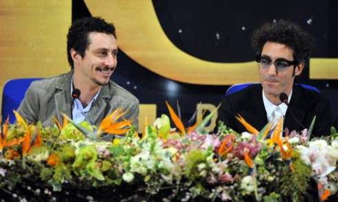 FESTIVAL DI SANREMO 2011 – QUESTION TIME: LUCA E PAOLO: “NON ABBIAMO PRESO IN GIRO I POLITICI MA LA MACCHINA DEL FANGO”.