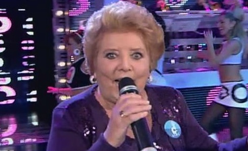 LA SFIDA DELLA DOMENICA: CORONA CON LE FOTO DEL BUNGA BUNGA E SIGNORINI A DOMENICA CINQUE, DALLA CUCCARINI LA BERTE’ E IL RITORNO DEL “CLUB DELLE PRIME MOGLI”