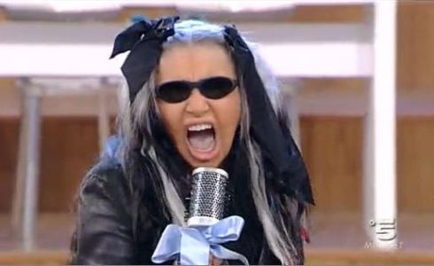 DOMENICA CINQUE: LOREDANA BERTE’ E LOREDANA ERRORE CANTANO CON UN PHON