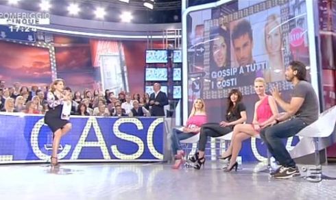 POMERIGGIO CINQUE, LELE MORA ACCUSA CONVERSANO: “MI HAI RUBATO LE CARTE DI CREDITO”