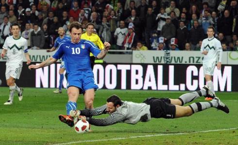 ASCOLTI TV DI VENERDI 25 MARZO 2011: IN 8 MLN PER LA NAZIONALE (28.62%), ZELIG AL 20.04%. BENE GREY’S ANATOMY E QUARTO GRADO. FERRARA AL 21.04%. BOOM DI RAI PREMIUM