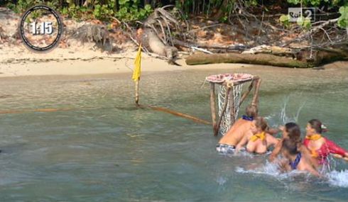 ISOLA DEI FAMOSI 8: SIMONA VENTURA ESCE FUORI DI SENO (FOTOGALLERY)