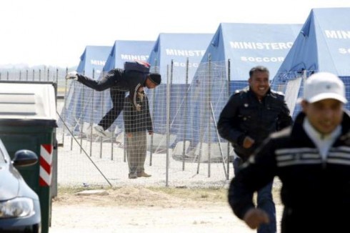 LE IENE: GIULIO GOLIA SI FINGE UN IMMIGRATO TUNISINO E RISCHIA UNA FUCILATA