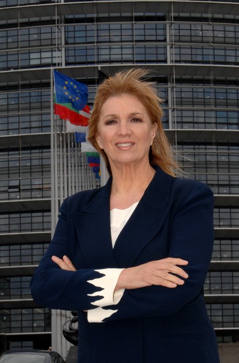 IVA ZANICCHI LASCIA LA POLITICA PER TORNARE IN TV. MA A BERLUSCONI CONSIGLIA: “RESISTI”